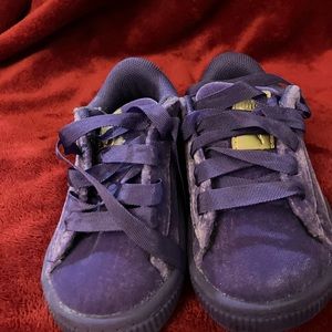 Gently used little girls purple suede puma tennis shoes size 4